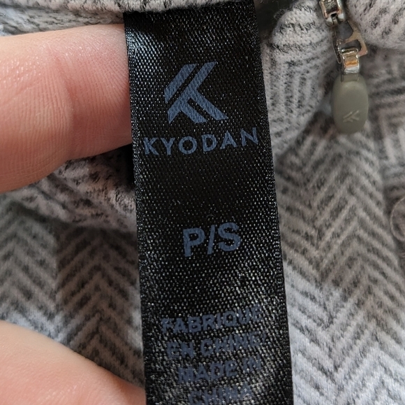 ✨3/$15 Kyodan grey white side 1/3 zip pullover  S - Picture 11 of 11